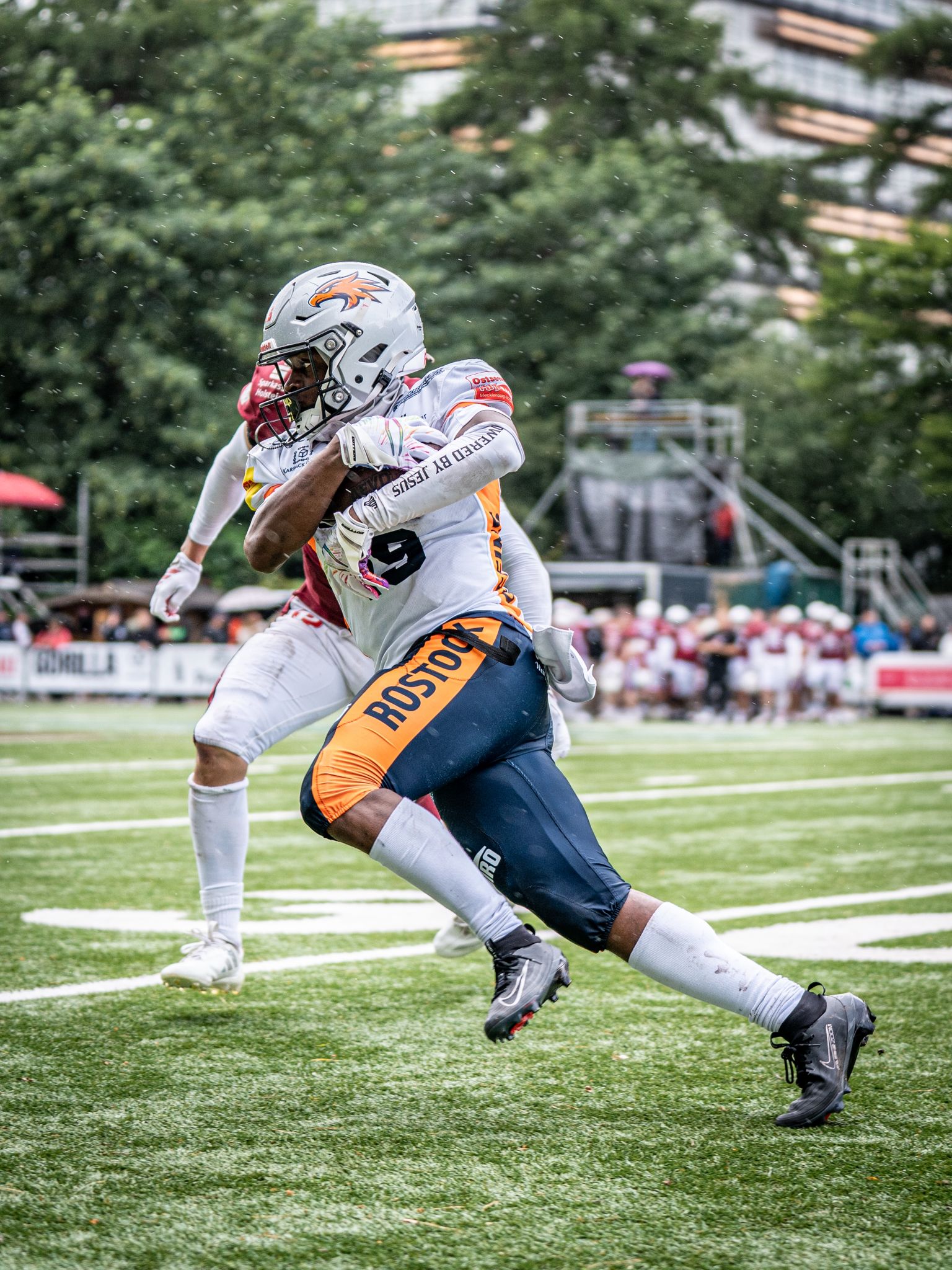 Wr #19 Jaeden Lewis Scorte Zweimal